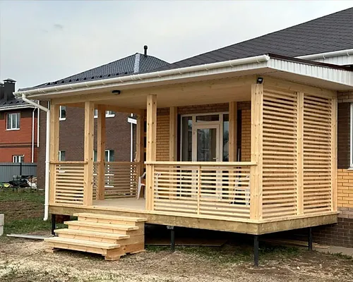 Открытая пристройка к дому